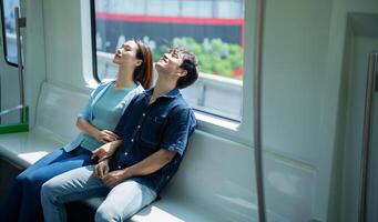 photo de Jeune asiatique couple pendre en dehors ensemble