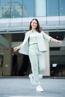 portrait de Jeune asiatique femme d'affaires à l'extérieur le Bureau photo