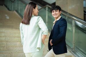 photo de deux Jeune asiatique hommes d'affaires