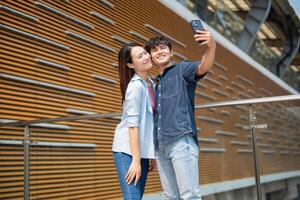 photo de Jeune asiatique couple pendre en dehors ensemble