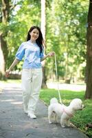 photo de Jeune asiatique fille avec sa chien