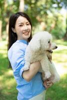 photo de Jeune asiatique fille avec sa chien