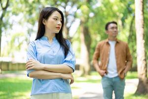 photo de Jeune asiatique couple à parc