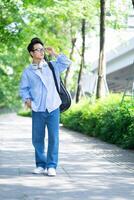 portrait de Jeune asiatique homme à l'extérieur photo