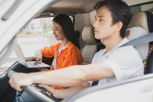 photo de Jeune asiatique couple travail ensemble