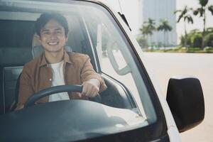 photo de Jeune asiatique homme avec le sien un camion