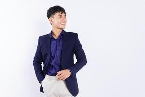 photo de Jeune asiatique homme d'affaire sur blanc Contexte