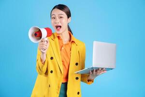 photo de Jeune asiatique femme d'affaires avec coloré costume sur Contexte