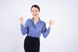 photo de Jeune asiatique femme d'affaires sur blanc Contexte