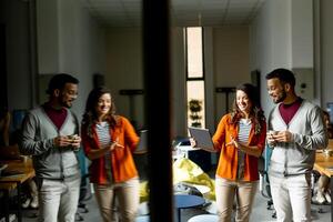 Jeune affaires couple permanent avec numérique tablette dans de face de sa équipe à le Bureau photo