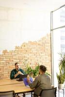 collaboration dans mouvement, professionnels travail ensemble dans une moderne aux murs de briques Bureau photo