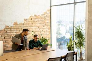 collaboration dans mouvement, professionnels travail ensemble dans une moderne aux murs de briques Bureau photo