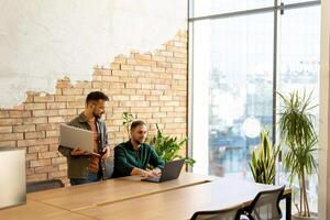 collaboration dans mouvement, professionnels travail ensemble dans une moderne aux murs de briques Bureau photo