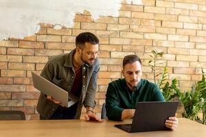 collaboration dans mouvement, professionnels travail ensemble dans une moderne aux murs de briques Bureau photo