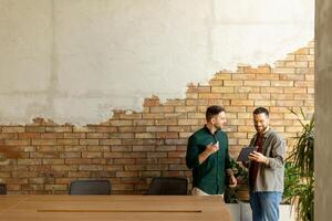 collaboratif discussion dans une moderne Bureau avec exposé brique des murs photo