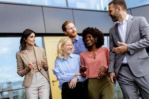 décontractée la mise en réseau un événement à bureau, professionnels se mêler dans moderne verre bâtiment photo