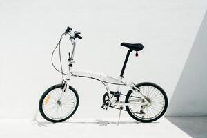 blanc pliant bicyclette sur une blanc Contexte photo