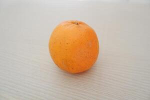 Orange fruit sur en bois table Contexte. Haut vue avec copie espace. photo