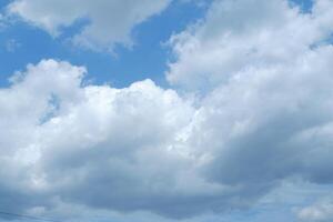 bleu ciel avec nuage. Naturel Contexte avec copie espace. photo