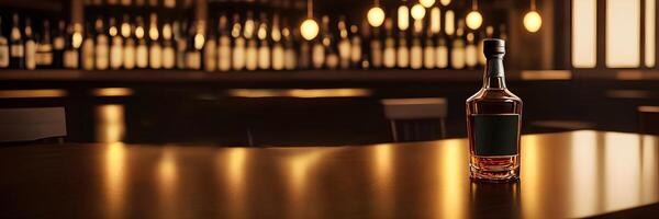 une Célibataire bouteille de whisky dans droite coin de le table de le bar, foncé coloré image photo