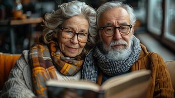 portrait de une content mature couple en train de lire une livre ensemble à Accueil photo