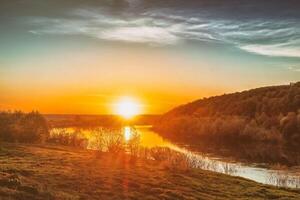 le coucher du soleil sur le rivière dans été. esthétique de ancien film. photo