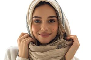 élégant musulman femme dans foulard avec accueillant sourire. photo