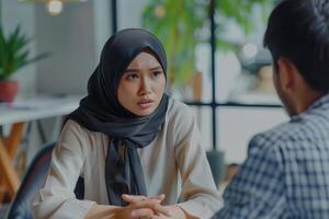 asiatique musulman femelle heure directeur conduite diverse groupe réunion. photo