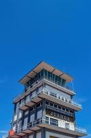 le vieux abandonné juanda international aéroport air circulation contrôle la tour contre le toile de fond de une clair bleu ciel, sidoarjo, 29 juillet 2023. photo