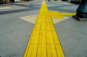 tactile pavage pour aveugle handicap sur carrelage sentier, passerelle pour cécité personnes. photo