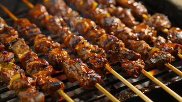 proche en haut de satay sur barbecue photo