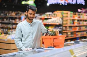 homme à épicerie boutique des produits photo