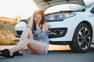 triste femme déprimé ne pas connaissance quoi à faire avec cassé voiture photo