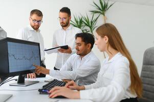 affaires gens la communication et mentor encadrement l'intégration Personnel sur Stock marché crypto investissement photo