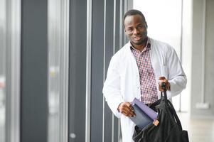 portrait de une Jeune africain l'ethnie médecin ou médical étudiant dans uniforme photo