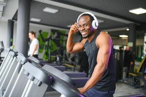 africain américain homme écoute de motivation la musique plus de écouteurs amélioration qualité de faire des exercices photo