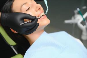 dentiste examiner les patients dents, proche en haut photo