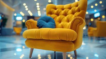 Jaune chaise avec bleu oreiller photo