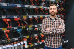 Jeune homme travail dans Matériel boutique photo