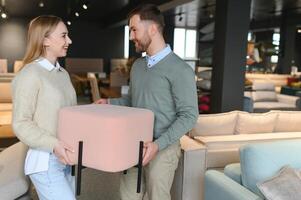 couple choisit chaises pour le Accueil dans une magasin. photo