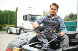 Indien mécanicien réparer le un camion photo