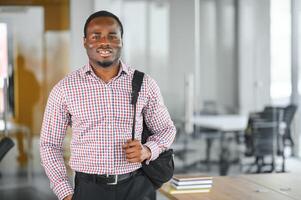 portrait de africain Université étudiant dans classe à la recherche à caméra photo