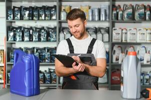 auto les pièces magasin. le vendeur reçoit le produit et évalue le qualité photo