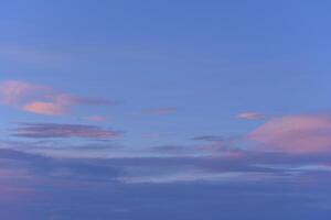 soir le coucher du soleil ciel. lumière bleu Jaune des nuages dans le ciel. photo