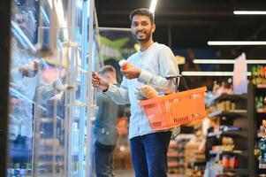 portrait de Indien Masculin dans épicerie avec positif attitude photo