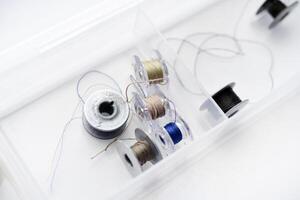 bobines pour couture Machines. une bobine de fil de discussion. photo