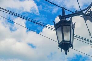 piéton lumières dans le forme de rétro Paris lanternes sur une nuageux bleu ciel Contexte photo