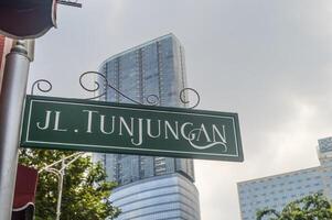 tunjungan rue plaque signalétique avec Urbain Contexte photo