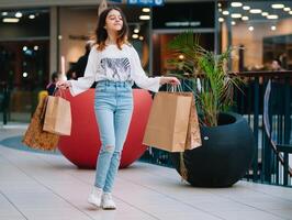 achats temps, adolescent fille avec achats Sacs à achats centre commercial. achats concept. photo