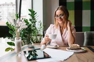 souriant femme d'affaires en utilisant tablette ordinateur café magasin. photo